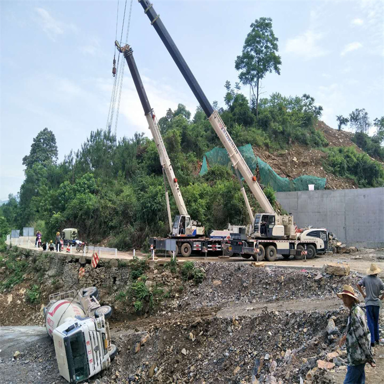 安庆大观汽车掉沟里叫吊车救援要多少钱